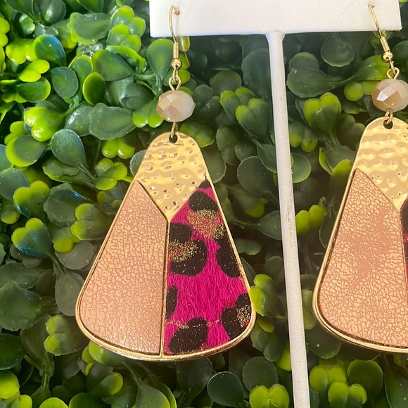 🎉💕 NEW Amelia Leopard Dangle Earrings - Picture 3 of 3